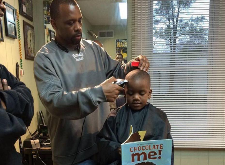 Ofrece un descuento a los niños que leen mientras les corta el cabello